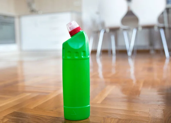 Desinfecteer Product Fles Staande Parketvloer Voor Keuken Eetkamer Overige Reinigingsapparatuur — Stockfoto