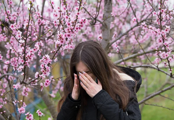 Linda Chica Estornudando Junto Árbol Floreciente Concepto Alergia Primavera —  Fotos de Stock