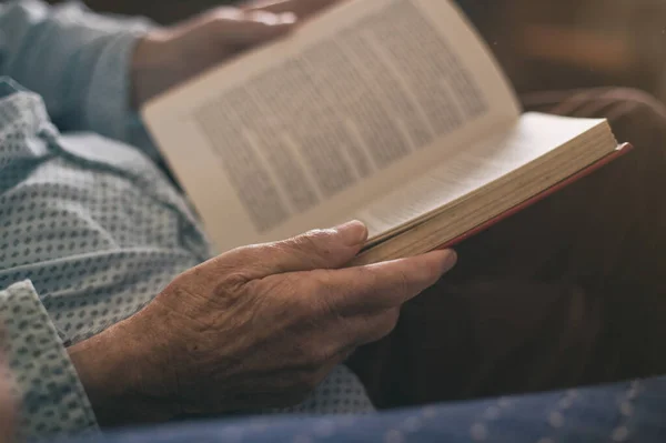 Närbild Senior Händer Hålla Bok Gamle Man Läser Hemma — Stockfoto