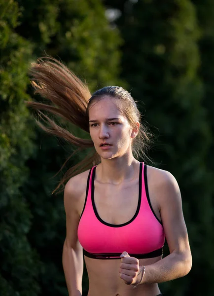 Fitt Tizenéves Lány Kocog Erdőben Nyáron — Stock Fotó