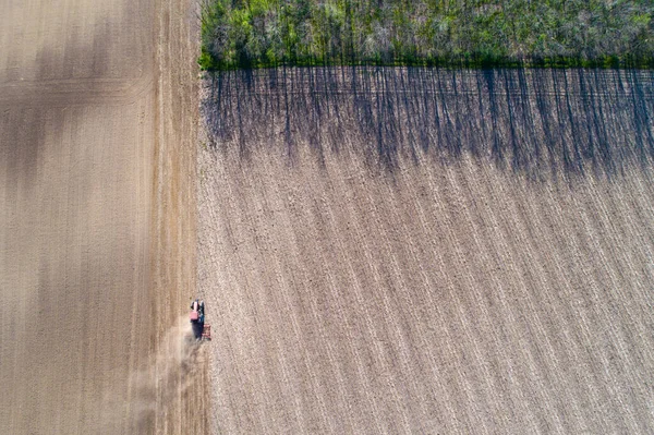 Imagem Aérea Campo Harrowing Trator Tiro Tempo Mola Drone — Fotografia de Stock