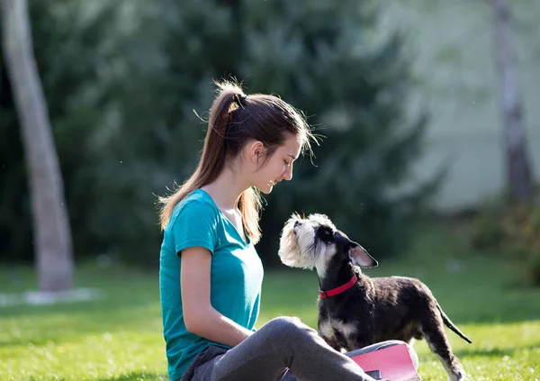 Mädchen Sitzt Auf Gras Und Lernt Während Süßer Hund Ihr — Stockfoto