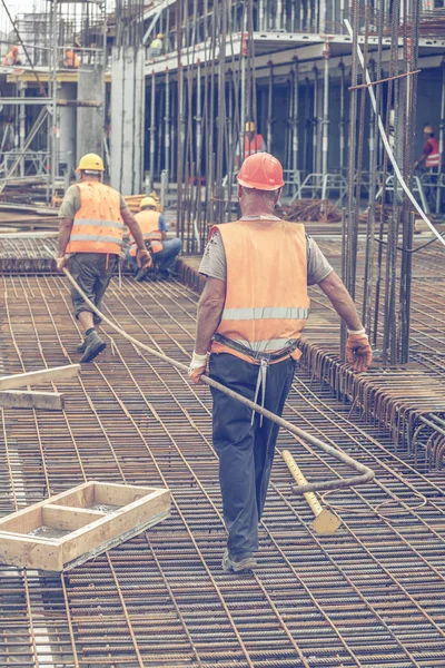 Trabajadores de la construcción que llevan barra de acero pesada 3 —  Fotos de Stock