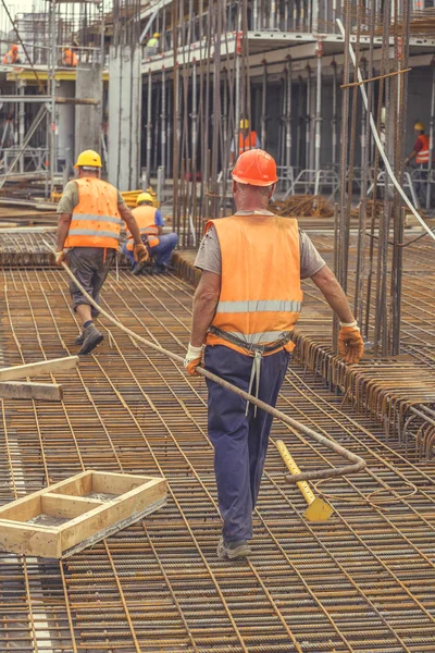 Werknemers in de bouw uitvoering van zware staal bar 5 — Stockfoto
