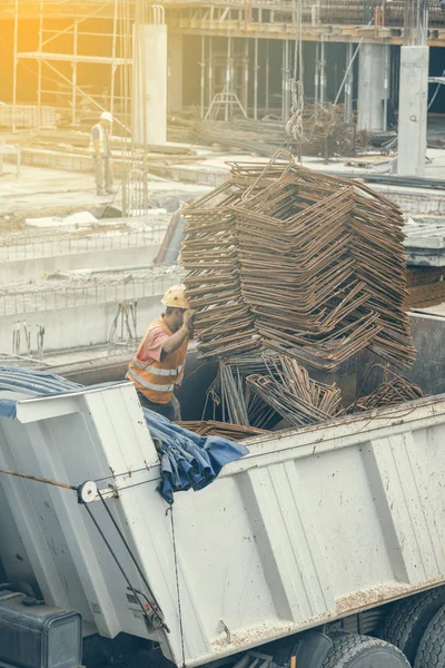 Élévateur de grue manipulant des faisceaux de chargement de barres d'armature inclinées 2 — Photo