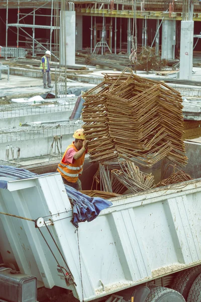 Kraan lifter behandeling bundels van schuine betonstaal 4 laden — Stockfoto