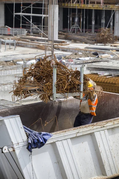 Crane lifting up a load of steel rebar — Stock Photo, Image