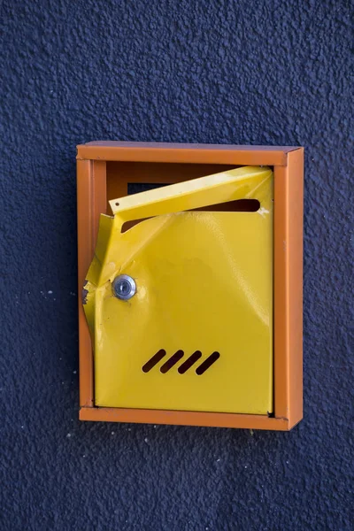 Damaged yellow mailbox — Stock Photo, Image