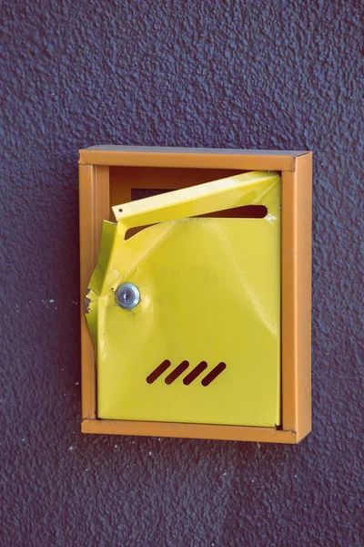 Caixa de correio amarela danificada 4 — Fotografia de Stock