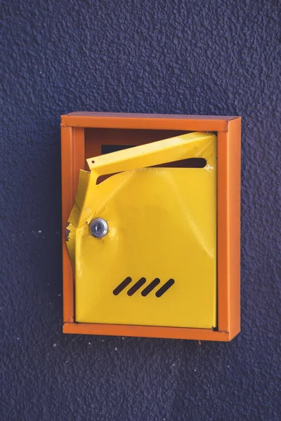 Damaged yellow mailbox 5 — Stock Photo, Image