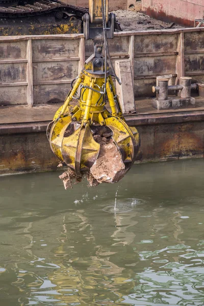 Escavadeira em barcaça com garra de pedra rotadora hidráulica — Fotografia de Stock