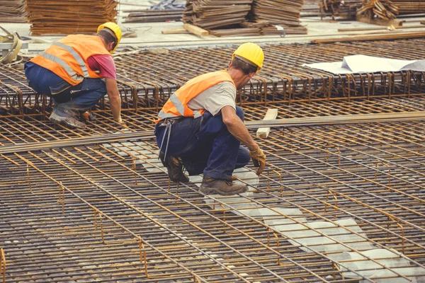 Trabalhadores de ferro que trabalham em reforços de betão 5 — Fotografia de Stock