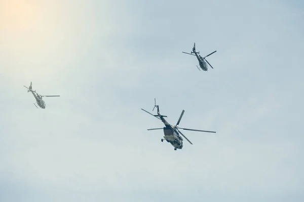 Militaire helikopters vliegen 2 — Stockfoto