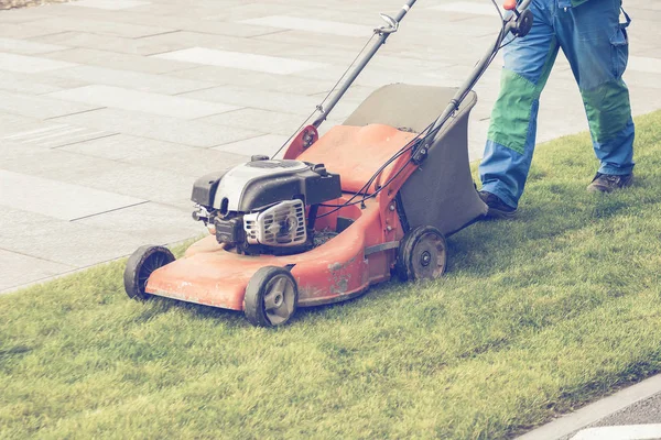 Maaien van het gazon in het park 3 — Stockfoto