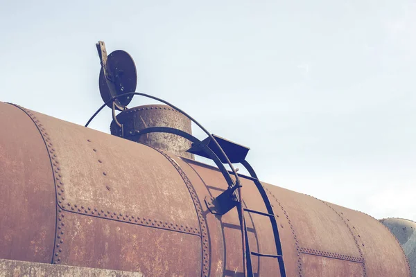 Parte do recipiente ferroviário enferrujado com tampa aberta 3 — Fotografia de Stock