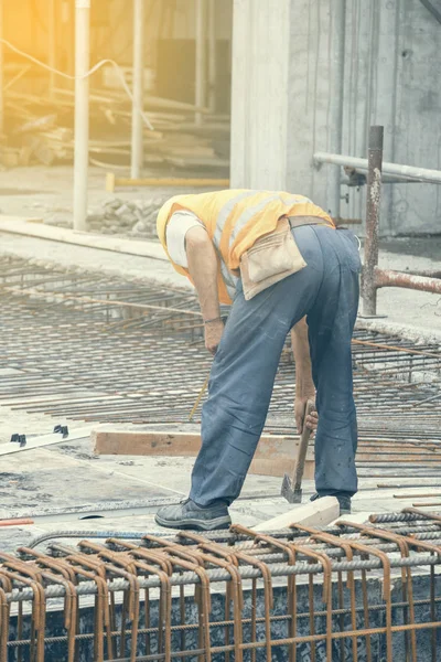 Армування залізного робітника, що працює над бетонною опалубкою 2 — стокове фото