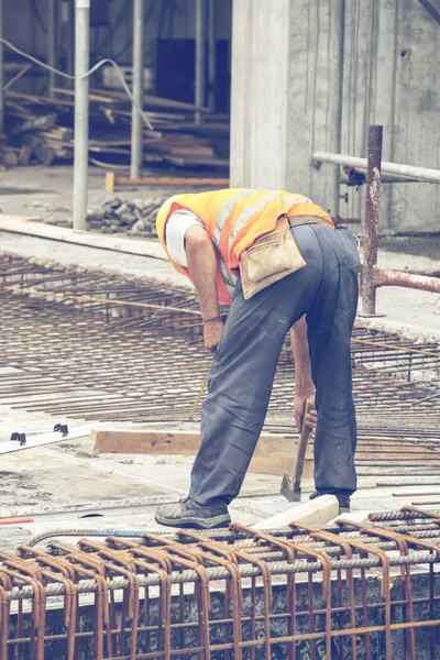 Reinforcing ironworker working on concrete formwork 3 — Stock Photo, Image
