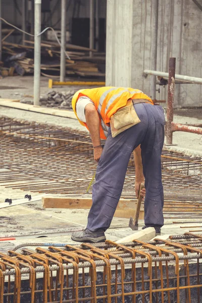 Reinforcing ironworker working on concrete formwork 5 — Stock Photo, Image