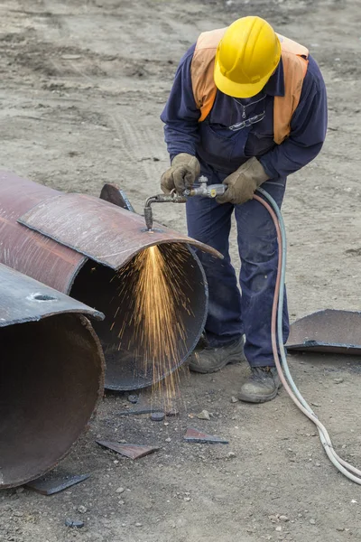 Travailleur soudeur avec torche de coupe — Photo