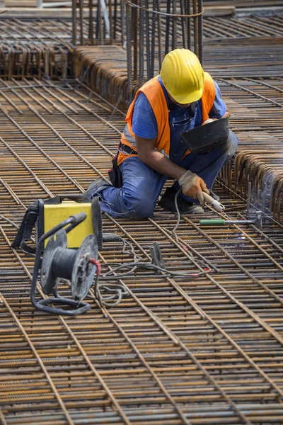 Welding angled rebar for concrete reinforcing — Stock Photo, Image