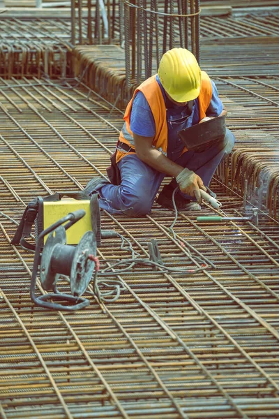 Welding angled rebar for concrete reinforcing 4 — Stock Photo, Image