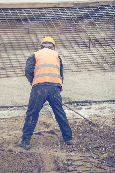 Worker with rake working 3 — Stock Photo, Image