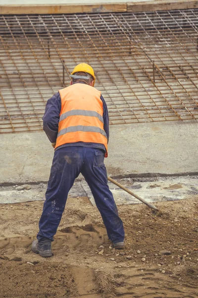 Worker with rake working 5 — Stock Photo, Image