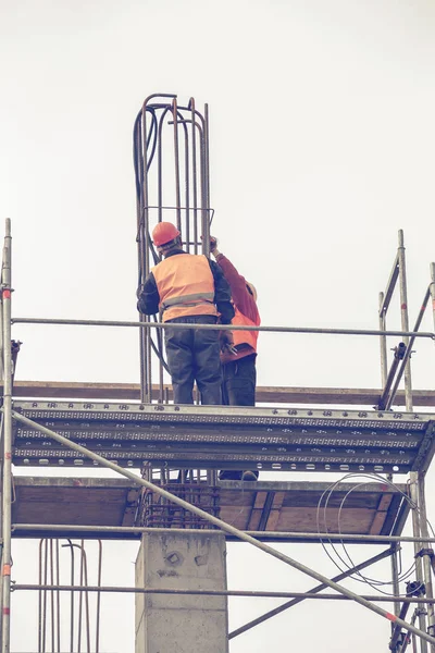 Workers on scaffold platform tied rebar and steel bars 3 — Stock Photo, Image