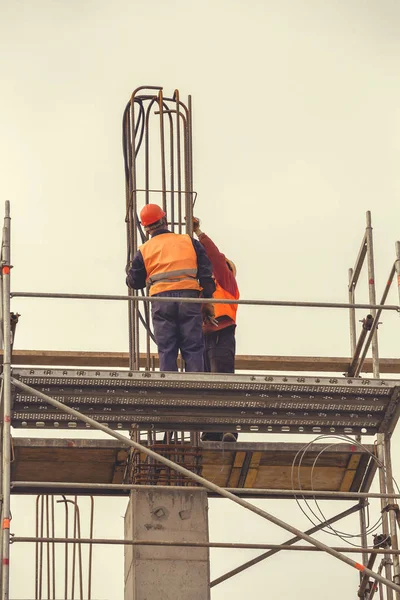 Arbetstagare på byggnadsställning plattform bundna armeringsjärn och stålstänger 5 — Stockfoto