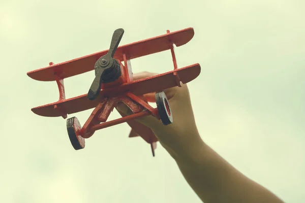 Gyermek kezében fából készült kézzel készített repülőgép — Stock Fotó