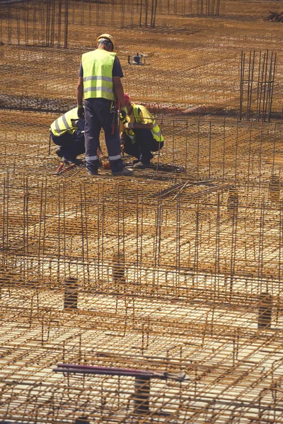 Teamwerk op versterking metalen kader 6 — Stockfoto