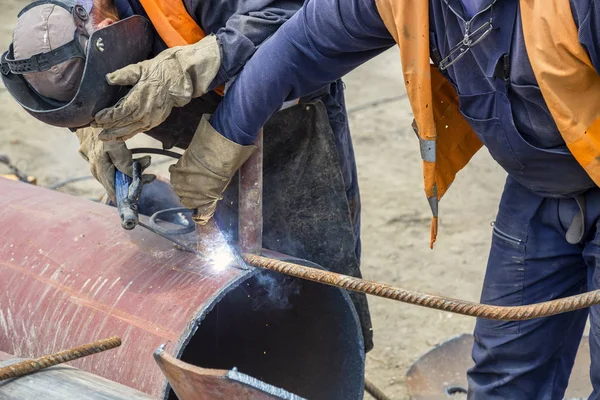 焊接团队合作, 工人焊接 — 图库照片
