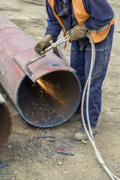 Arbeiter schneidet Metall mit Flammenbrenner — Stockfoto