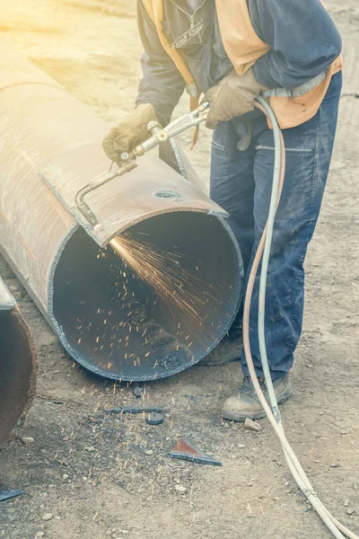 Worker cutting metal with flame torch 2 — Stock Photo, Image