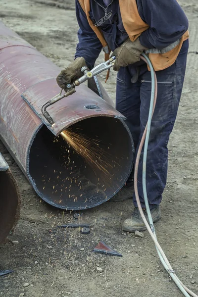 Arbeiter beim Schneiden von Metall mit Flammenbrenner 3 — Stockfoto