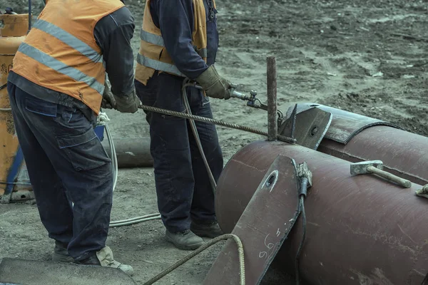 Trabajadores doblaron varillas de metal con antorcha de llama 4 — Foto de Stock