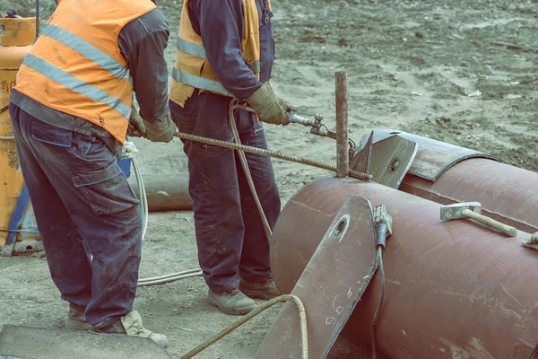 Workers bent metal rods with flame torch 5 — Stock Photo, Image