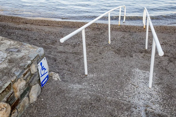 Accès à la plage et panneau pour les handicapés — Photo