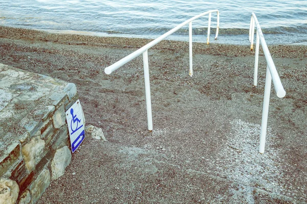 海滩通道和残疾人标志4 — 图库照片