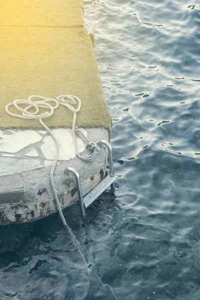 Ocelový žebřík molo v moři pro potápěče 2 — Stock fotografie