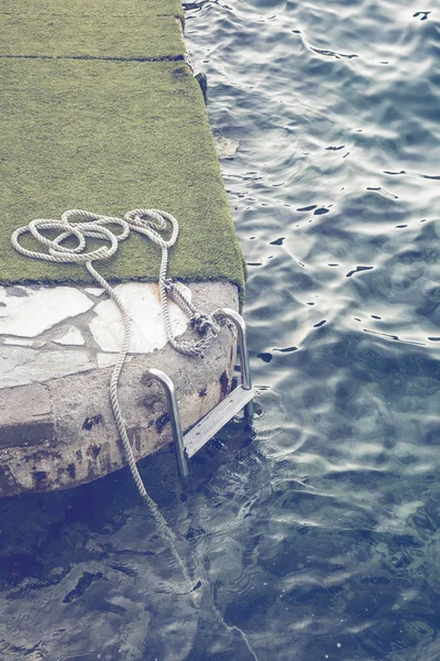 Pier escada de aço no mar para mergulhadores 3 — Fotografia de Stock