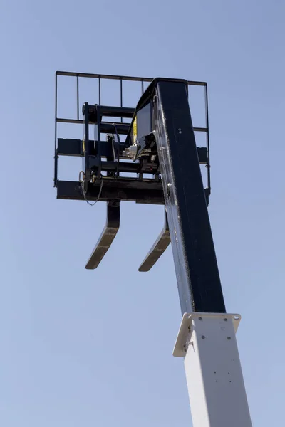 Crane gaffeltruck mot blå himmel. — Stockfoto