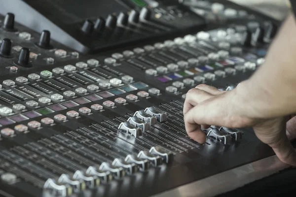 Los dedos mueven los controles deslizantes en el mezclador de sonido grande 3 —  Fotos de Stock