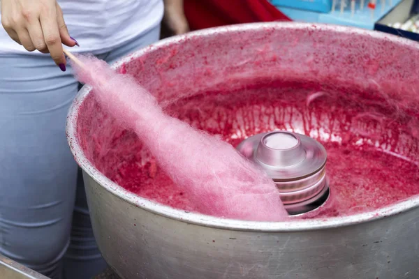 Handrollende Zuckerwatte — Stockfoto