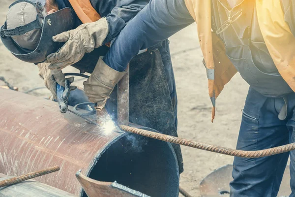 Welding teamwork, workers welding 2 — Stock Photo, Image