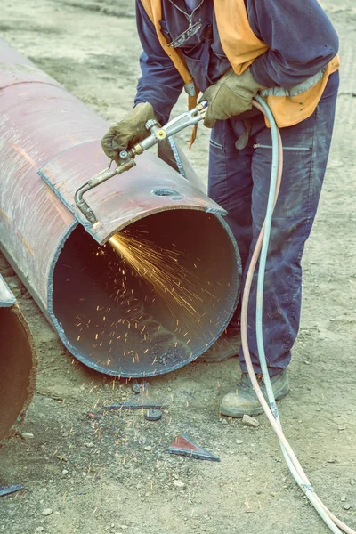 Worker cutting metal with flame torch 5 — Stock Photo, Image