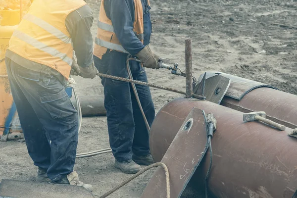Trabajadores doblaron varillas de metal con antorcha de llama 2 — Foto de Stock