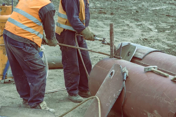Trabajadores doblaron varillas de metal con antorcha de llama 5 —  Fotos de Stock