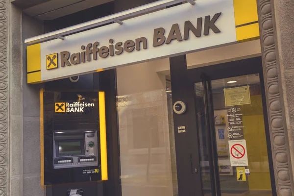 Cajero automático y sucursal del Banco Raiffeisen 4 — Foto de Stock
