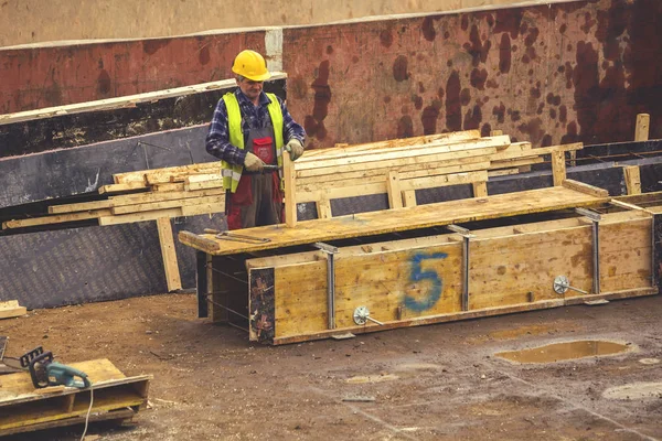 Construction worker with hammer fabricating formwork 4 — Stock Photo, Image